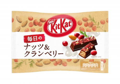 detail Kit Kat Cranberry and Almond 109 g